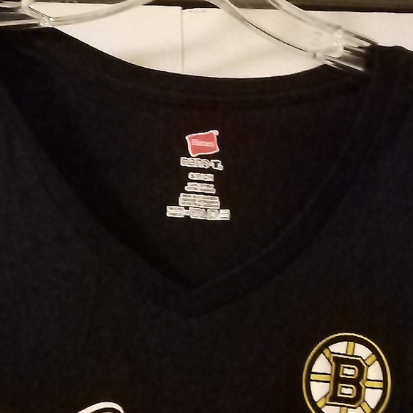 Ladies Boston bruins small Hanes t-shirt - Picture 2 of 3
